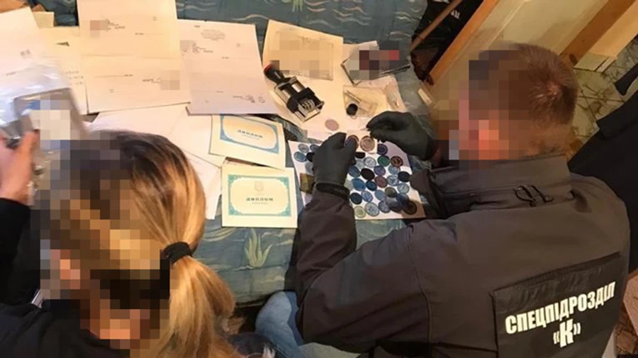 СБУ затримала 4 осіб, які масово штампували фальшиві паспорти 