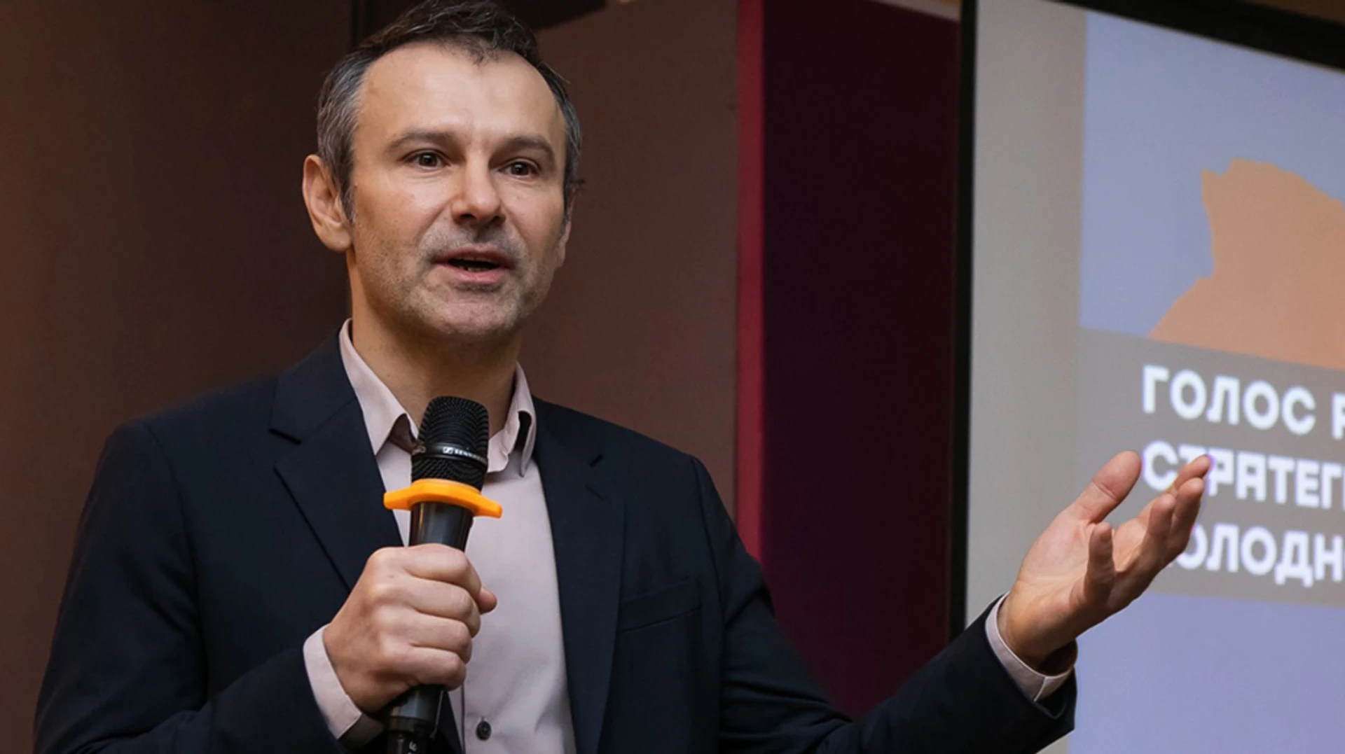 Здався без бою? Якою була політична кар'єра Вакарчука