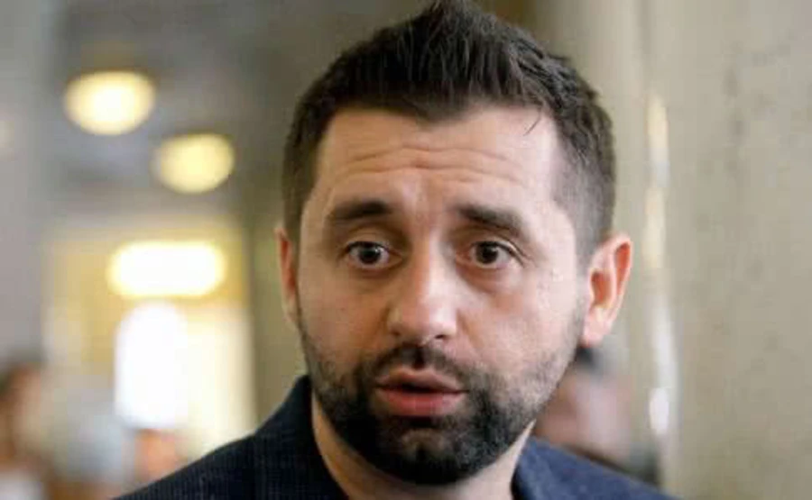 Антиколомойський законопроєкт мають ухвалити на початку травня – Арахамія