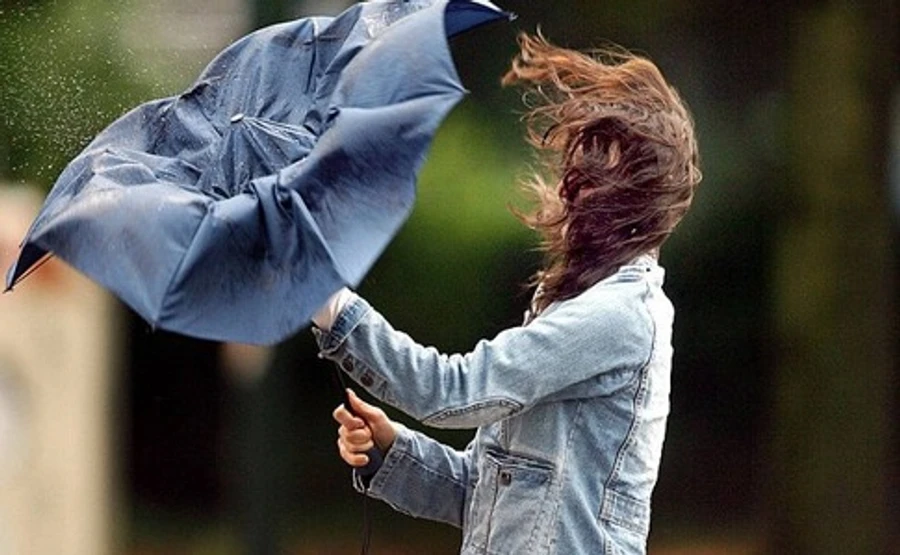 В Україні очікуються сильний вітер і дощі з градом