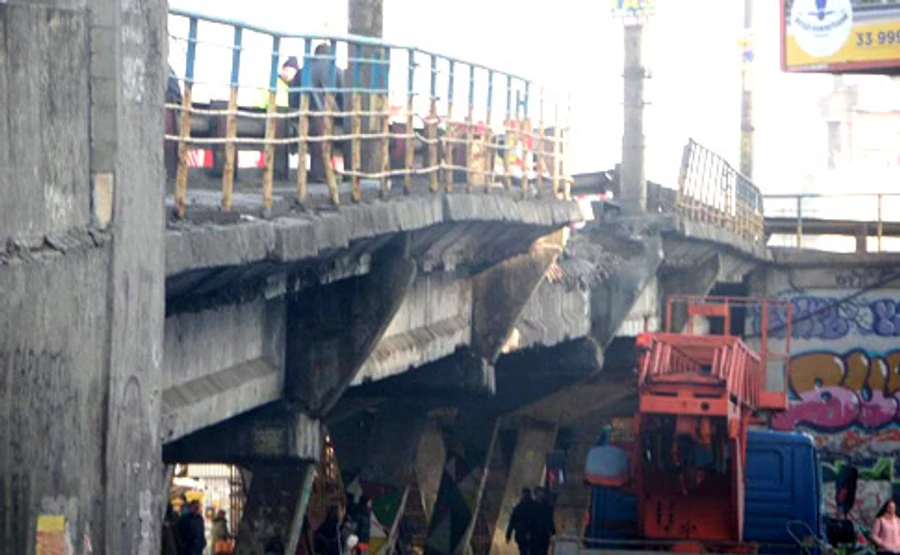 Київська влада просить водіїв оминати Шулявський міст