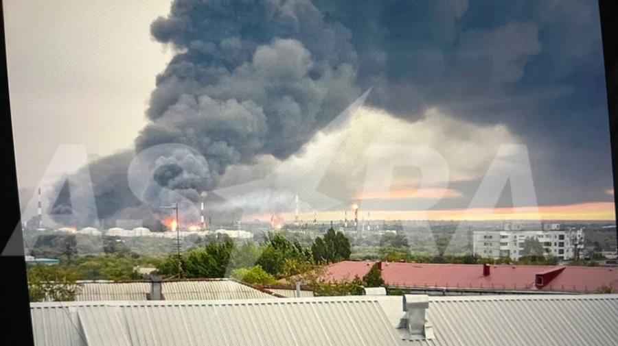 Local authorities say hundreds of drones have attacked Russia: two oil refineries ablaze – photos, videos