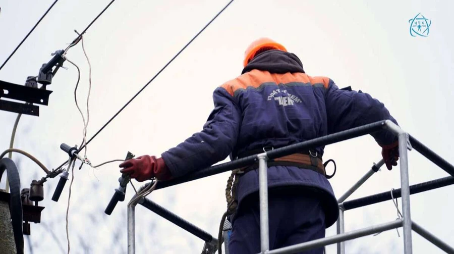 У Дніпрі на енергетиків напали мешканці будинків, яким почали вимикати світло