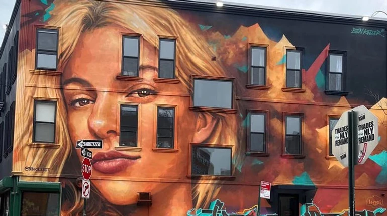 У Нью-Йорку з’явився мурал на честь вбитої Ірини Заруцької: гроші на нього дав Ілон Маск