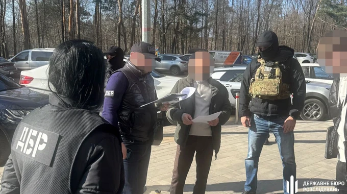 ДБР: Затримано на гарячому полковника Нацгвардії, який намагався купити фіктивну інвалідність