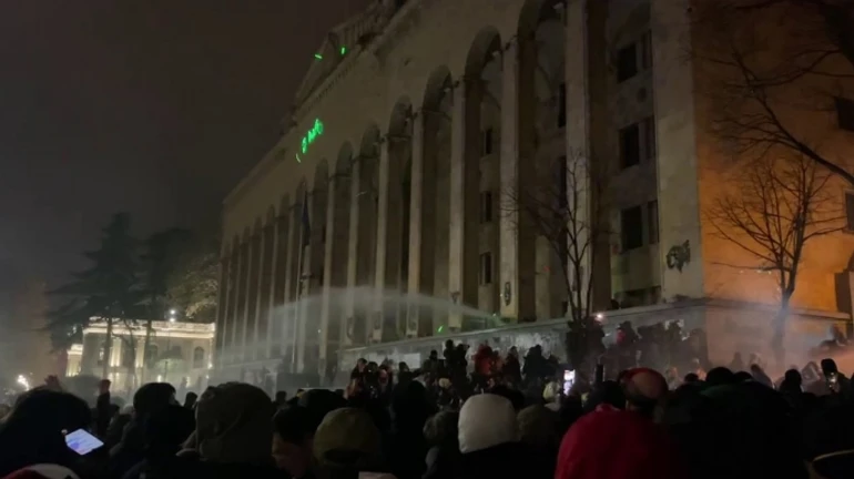 В Тбилиси продолжаются протесты: СМИ сообщают о задержаниях