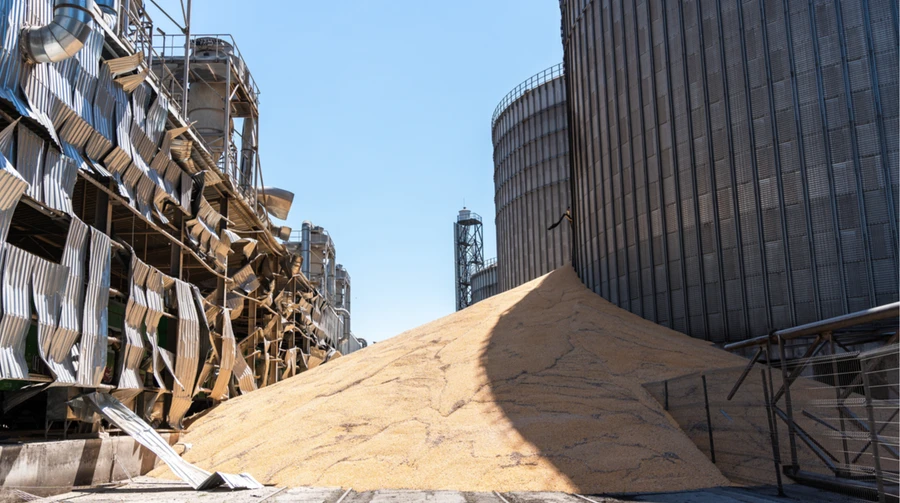 Russians strike grain storage facility in Chornomorsk