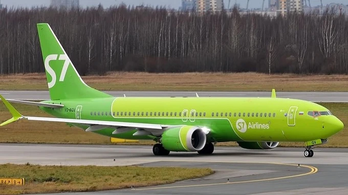 У Росії через загоряння двигунів екстрено сів пасажирський літак