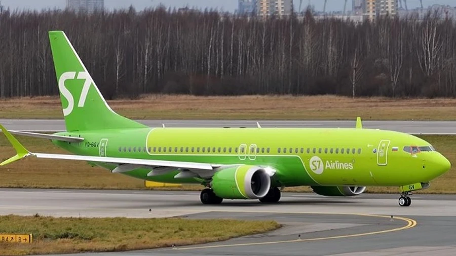 Passenger jet lands in Russia due to engine fire