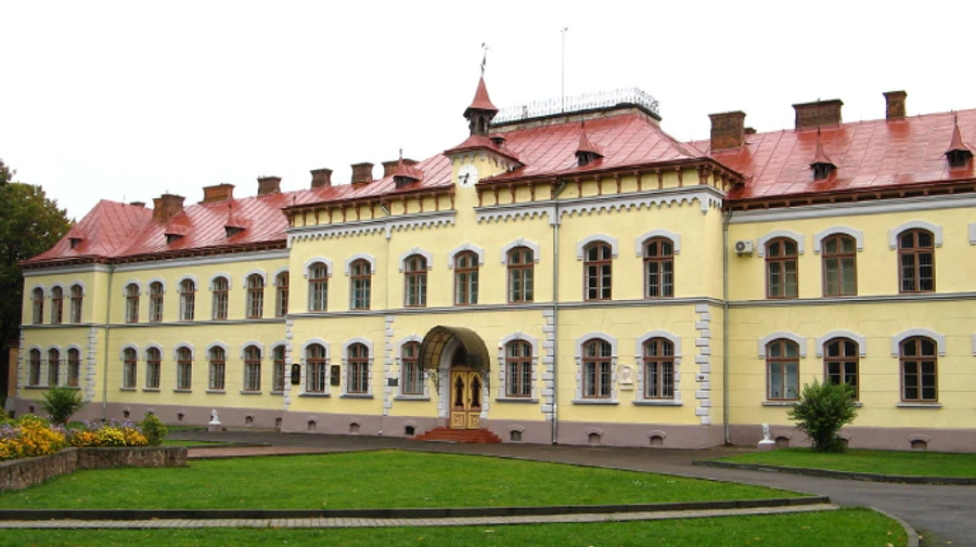 Суд у Жовкві виправдав викладача, який за гроші писав студентам наукові роботи