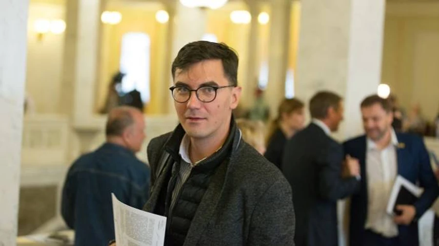 В Слуге народа пригрозили нардепам, желающим объединится с Разумковым