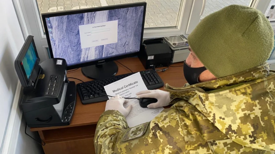 Іноземців пускають в Україну тільки з ПЛР-тестом: довідка про вакцинацію не підходить
