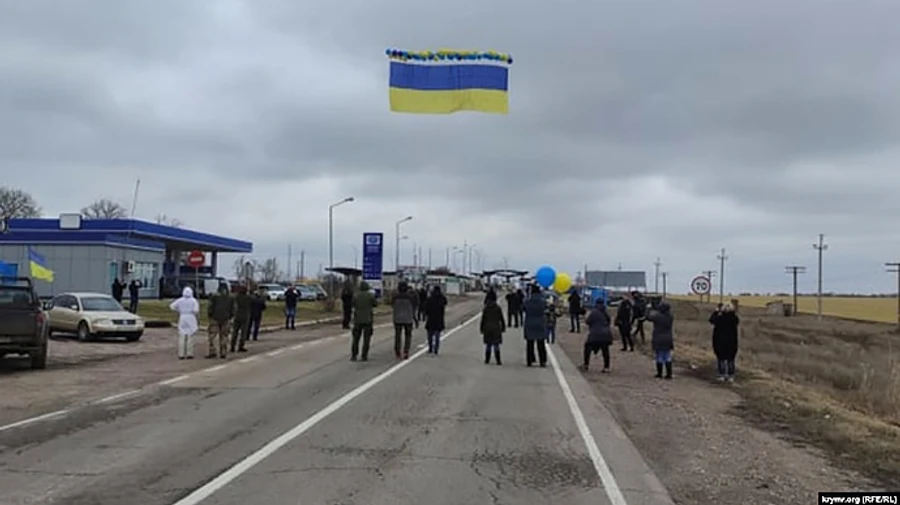 В сторону Крыма запустили украинский флаг с посланиями
