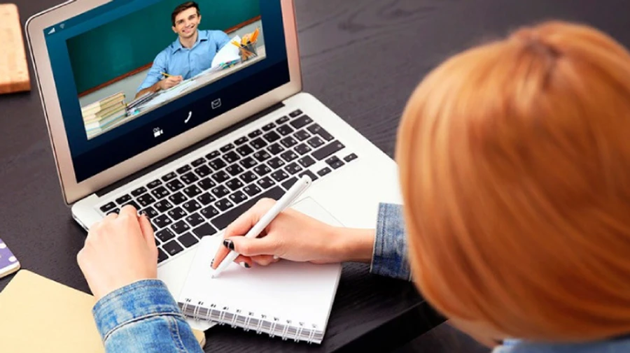 Кабмін відправляє школи на канікули, а виші в онлайн