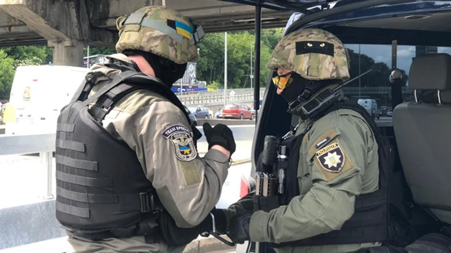 Бронетехника и снайперы: в Киеве снова заминировали мост Метро