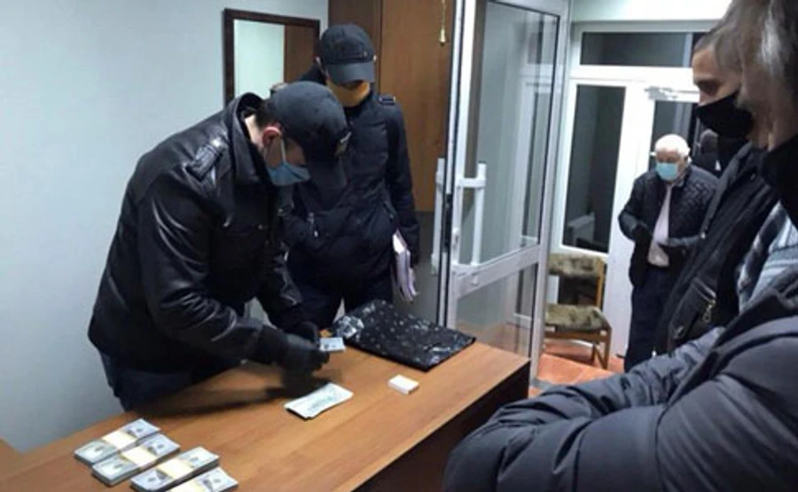 Чиновника фискальной службы поймали на взятке – САП