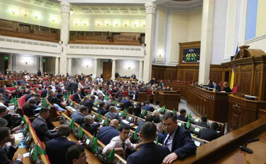Раду хотіли позачергово зібрати на стадіоні Динамо, але буде в залі – нардепи