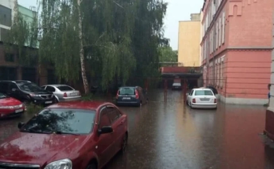 Киев в воде: На Соломенке затопило суд