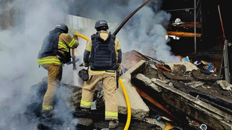 Russian missile strike on Dnipro: three people injured, buildings and cars damaged – photos