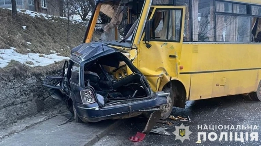 На Львовщине легковушка столкнулась с маршруткой: 4 погибших