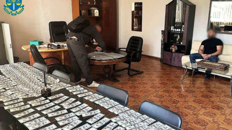 На Дніпропетровщині мера Новомосковська з поплічником затримали на хабарі в 30 тисяч доларів