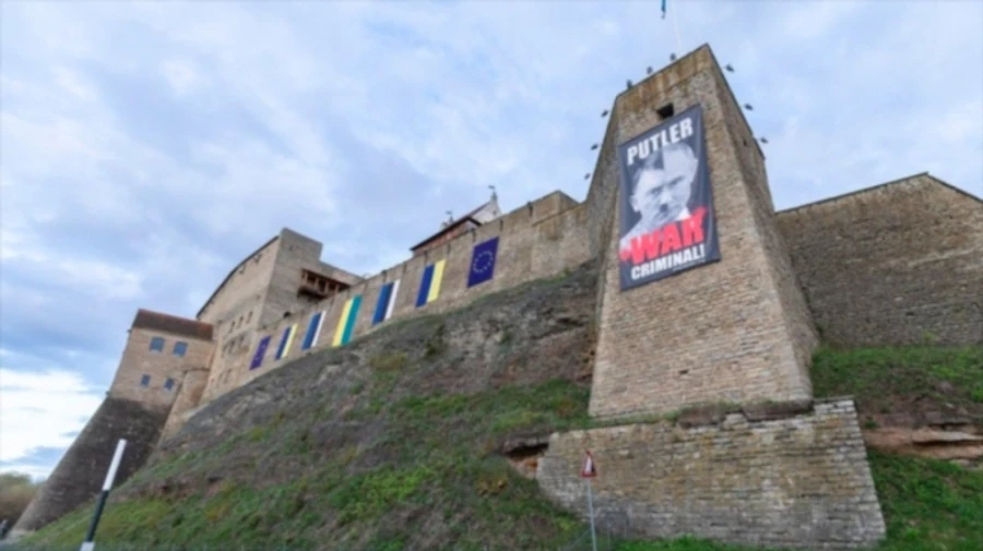 Banner mocking Putin as Putler displayed at Estonia-Russia border on Russia's Victory Day