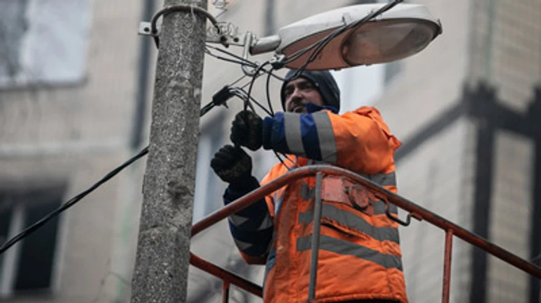 Українці третій тиждень сидять із світлом, але радіти зарано. Що з енергосистемою?