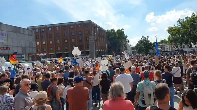 У Кельні російська діаспора вийшла на протест проти санкцій і підтримки України