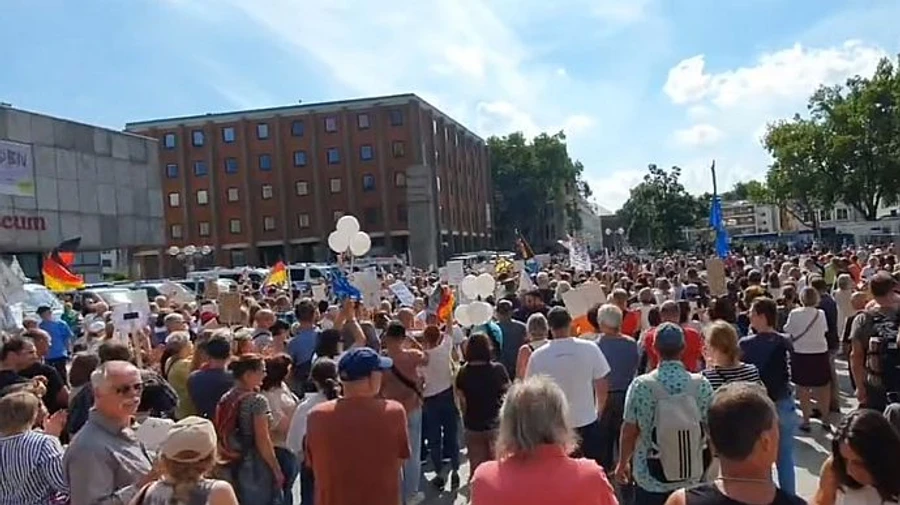 В Кельне российская диаспора вышла на протест против санкций и поддержки Украины