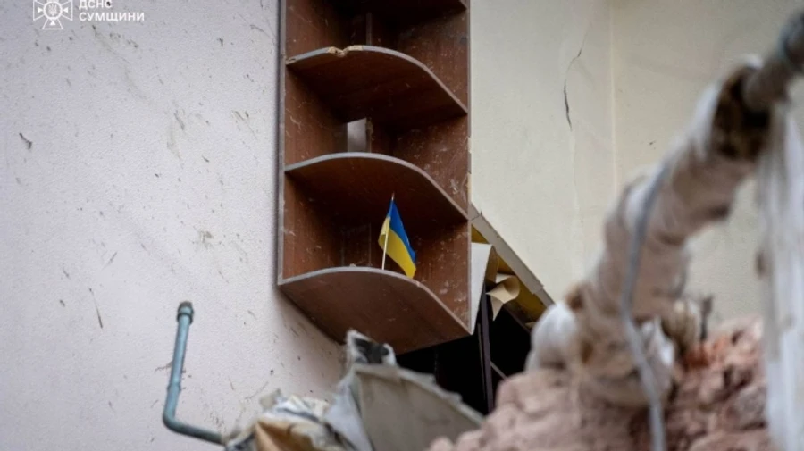 Це знак: ДСНС показала неушкоджений прапор України серед руїн у Сумах