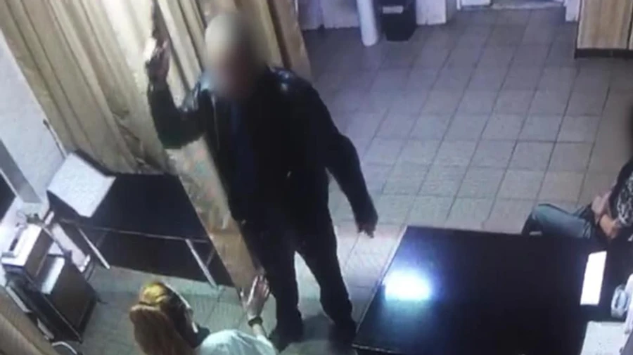 Мужчина с пистолетом пришел в больницу и угрожал медику