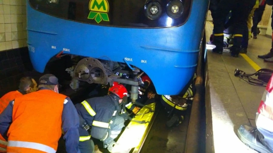 На линии столичного метро ограничивали движение из-за самоубийцы