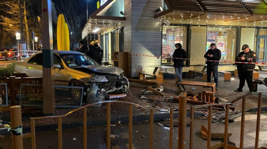 Автомобіль врізався в одеський МакДональдс: постраждала дівчина