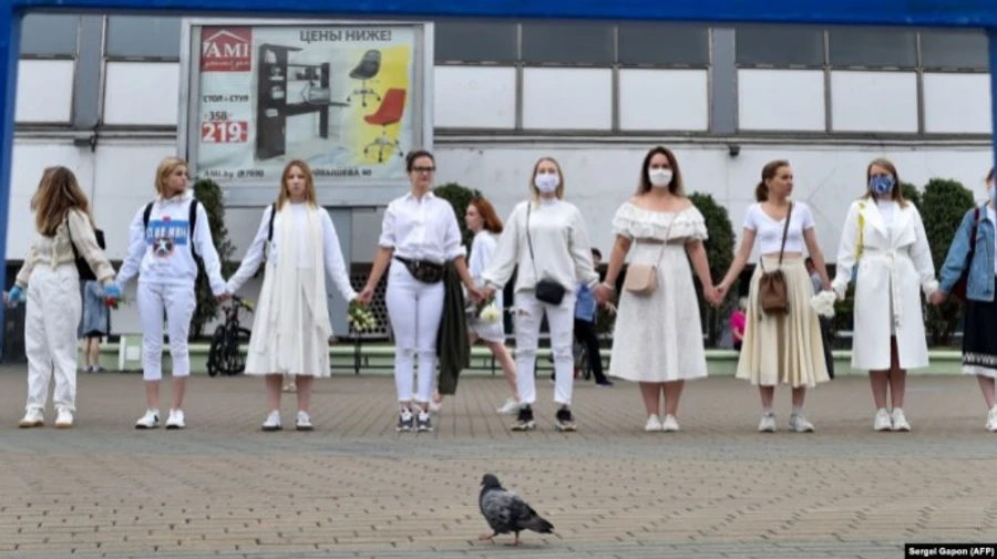 Женщины в Минске создали цепь солидарности