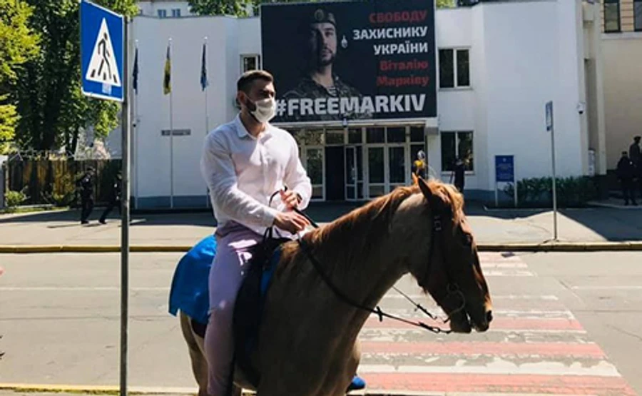 Плавець з Гідропарку приїхав на коні до Авакова