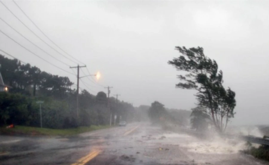 Непогода на юге Украины: на женщину упал карниз, она в коме