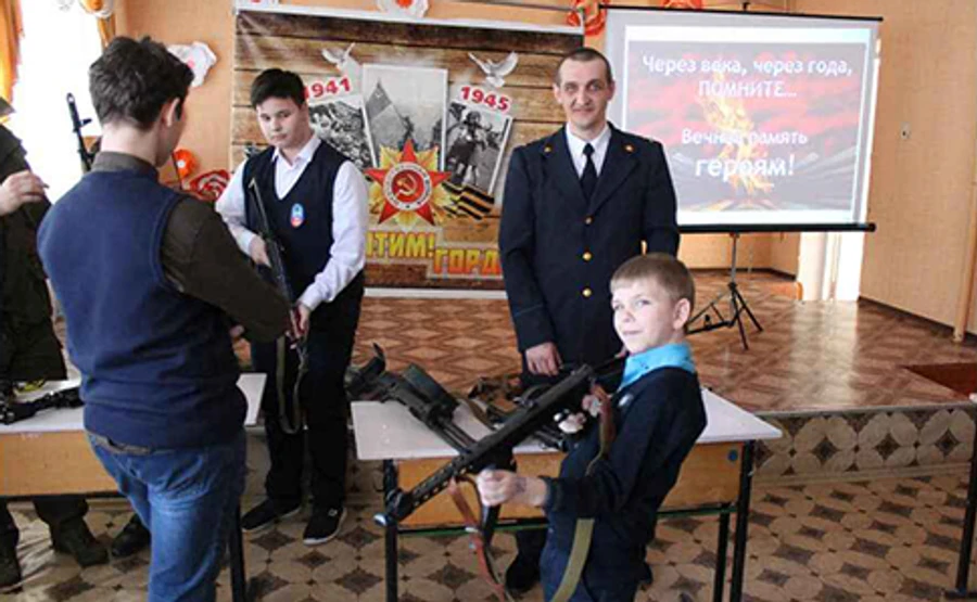 Правозахисники показали, як в ОРДО мілітаризують дітей