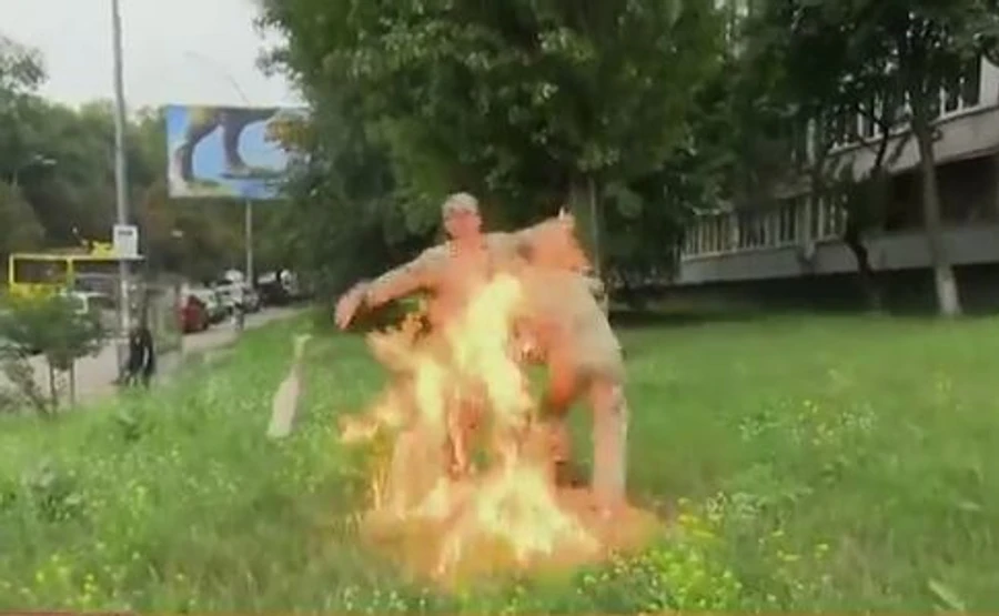 Доброволец поджег себя под Минобороны