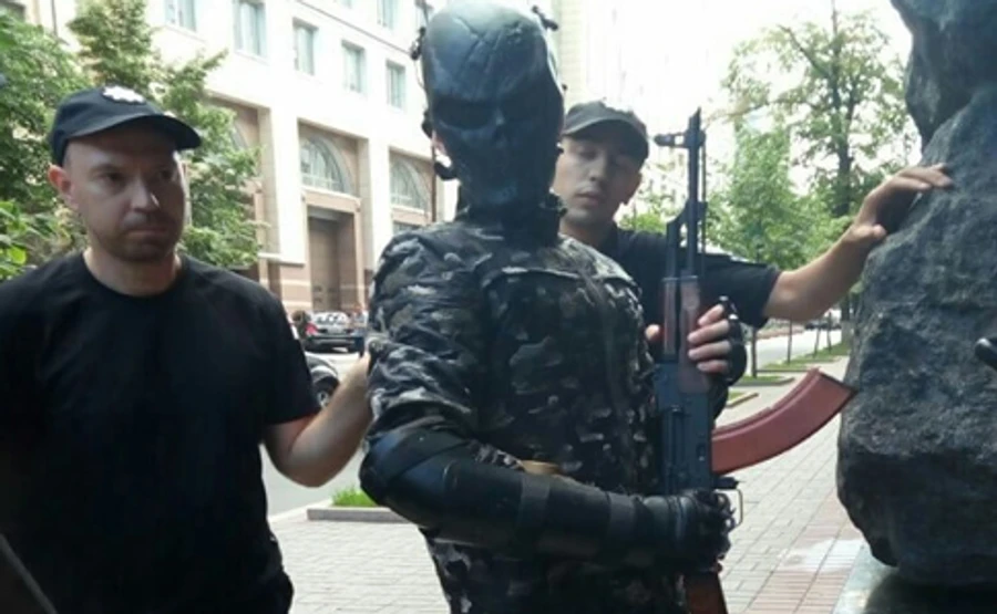 У Кабмина задержали мужчину с автоматом Калашникова