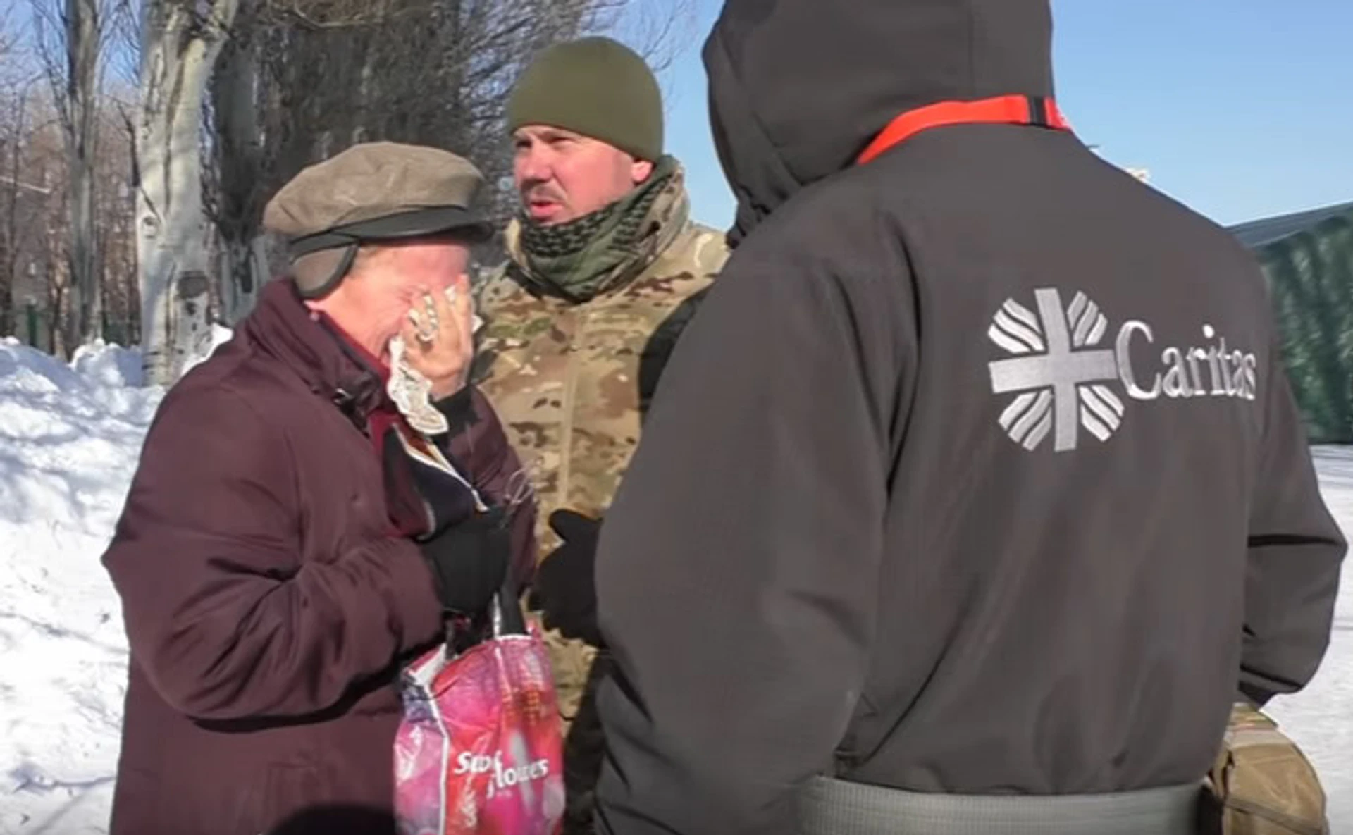 Только не уходите. Жительница Авдеевки умоляет украинских военных не сдавать город