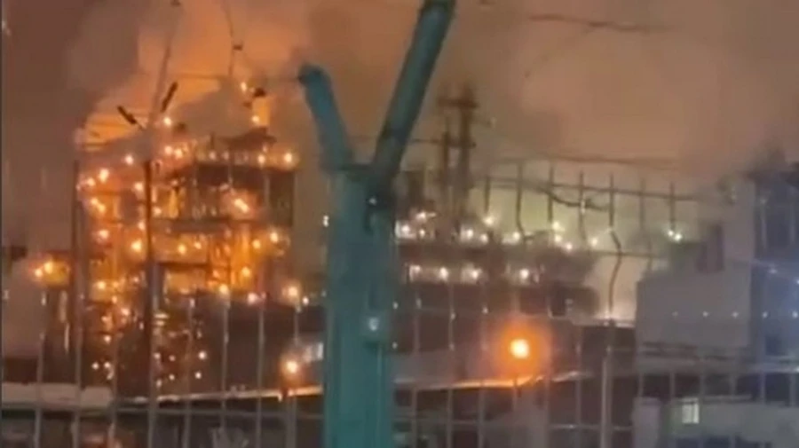Drones hit one of Russia's largest oil refineries in Tatarstan – video
