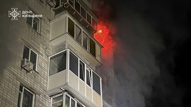 Ворожі дрони атакували Вишгород: горить багатоповерхівка, є загиблий і поранені