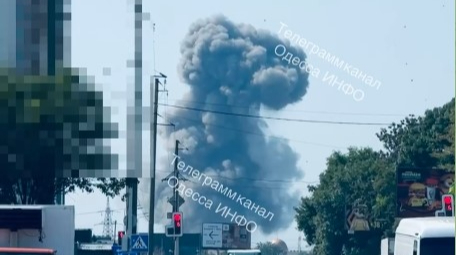 Росіяни вдарили ракетами поблизу ринку на Одещині: троє людей постраждали