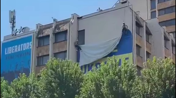 У центрі Приштини зняли український прапор: "Косово треба поважати"