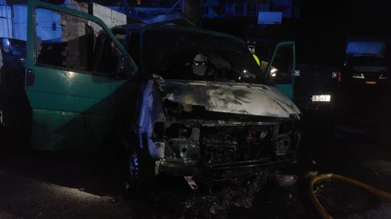 В Днепре подожгли машину военных