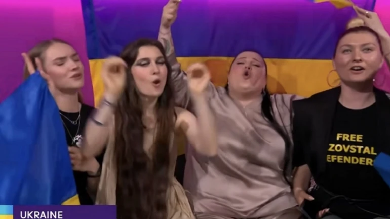 Организаторы Евровидения оштрафовали украинцев за футболки с призывом освободить защитников Азовстали