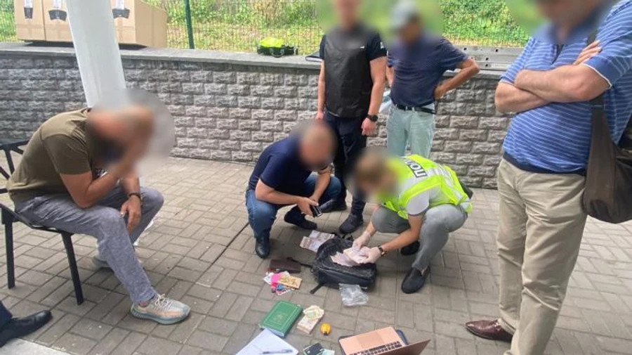 Отключили воду и требовали взятку: в Киеве разоблачили служащего Киевводоканала