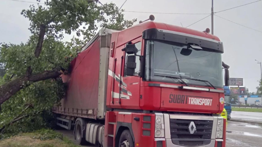 Гроза и шквальный ветер: киевлян предупреждают о непогоде