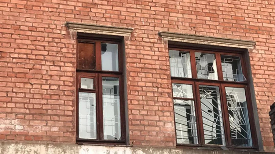 Россияне выпустили по Никопольщине 50 снарядов: повреждено жилье и колледж 