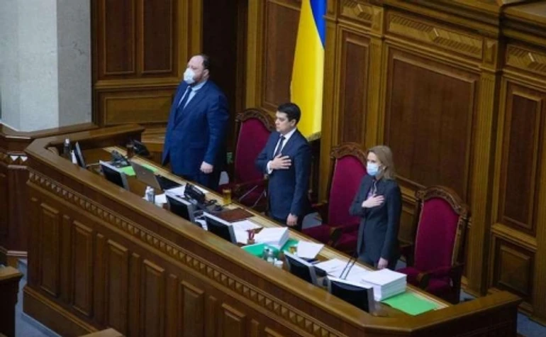 Нові карантинні правила, держбюджет 2022, зарплата суддів та зміни в е-декларуванні